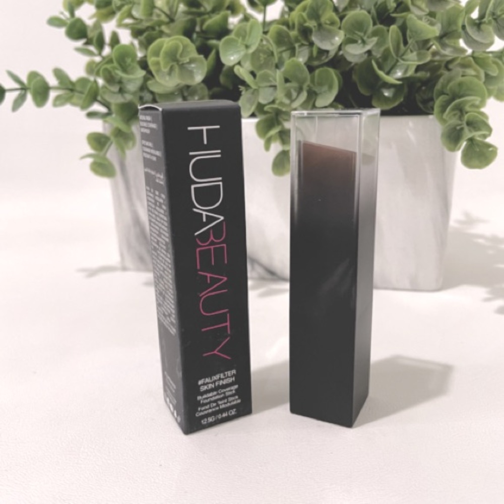 Huda Beauty Filter Stick Foundation

Shade:Mocha 500g

Swatched 2x

 LIKE NEW !!